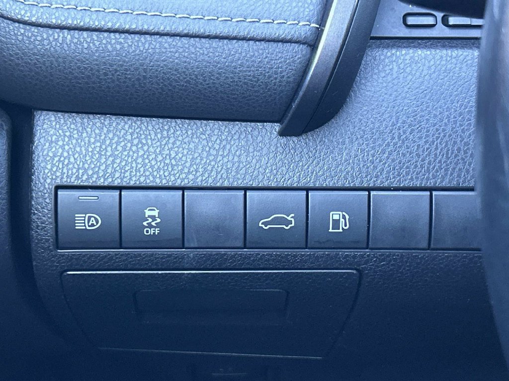 Used 2018 Toyota Camry SE FWD image 23