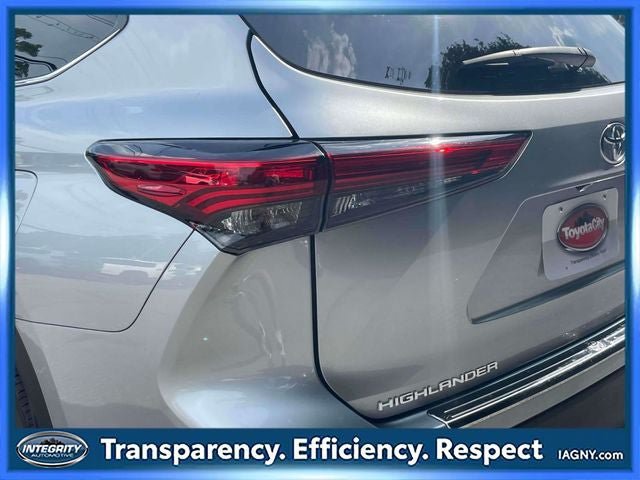 Used 2023 Toyota Highlander XLE AWD/4WD image 13