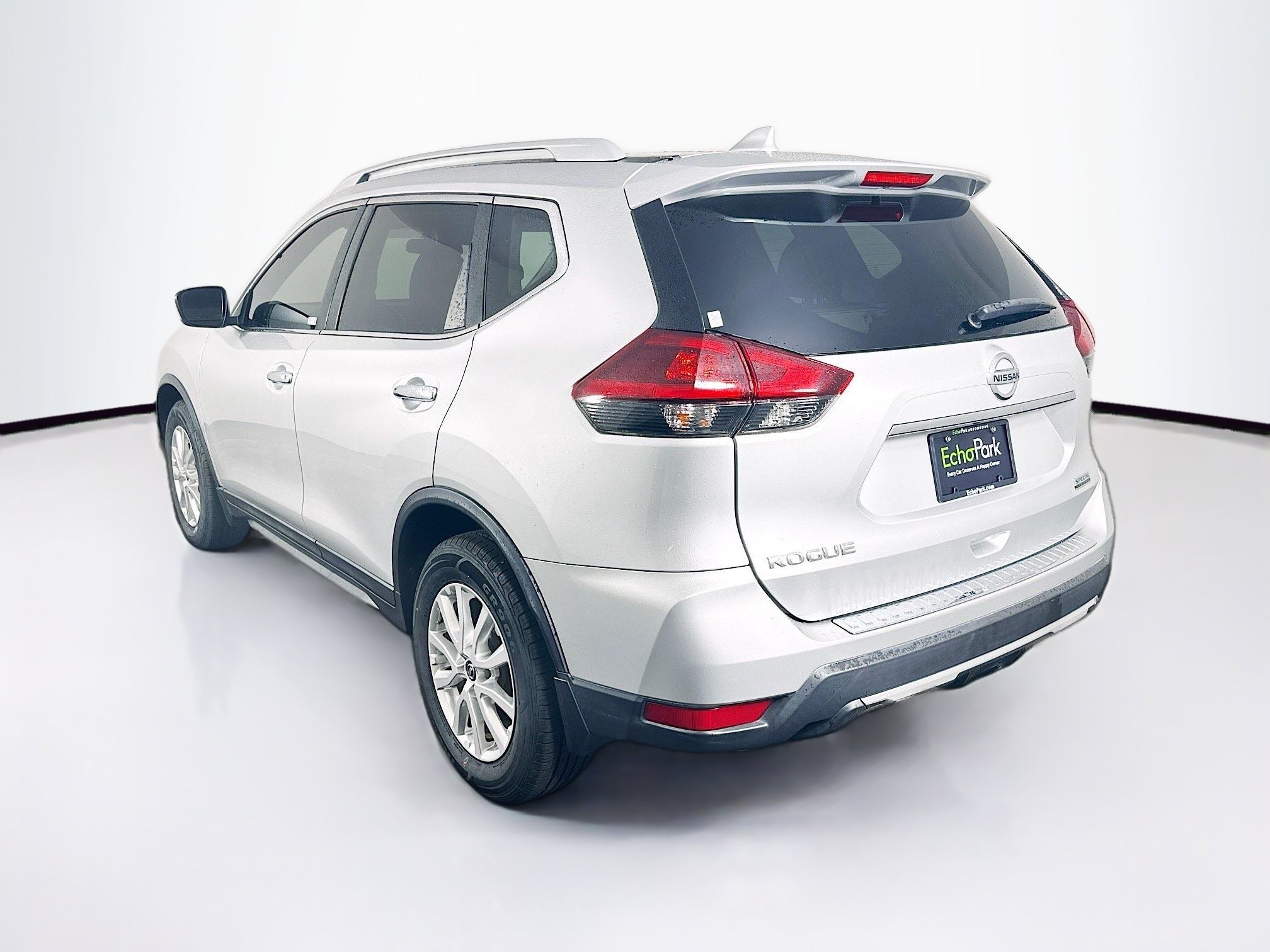 Used 2020 Nissan Rogue S w/ Special Edition Package FWD image 4