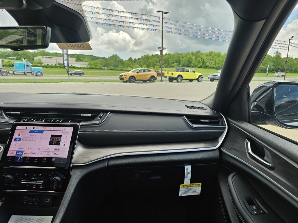 New 2025 Jeep Grand Cherokee L Limited w/ Luxury Tech Group II image 43