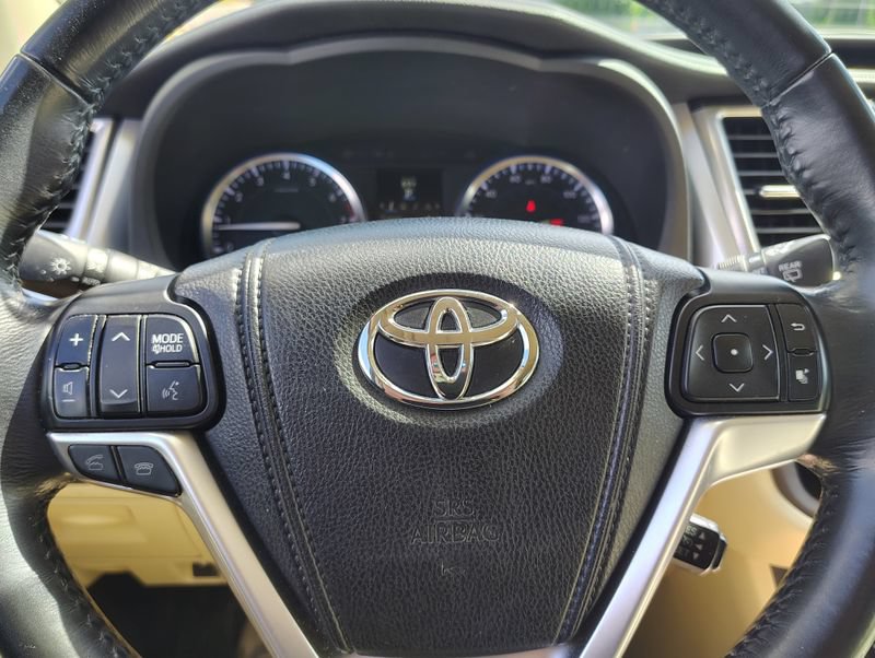 Used 2015 Toyota Highlander XLE AWD/4WD image 14