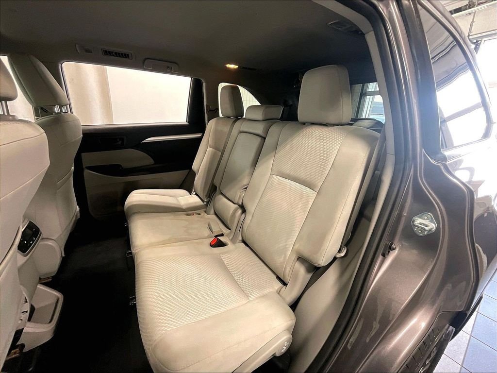 Used 2019 Toyota Highlander LE AWD/4WD image 15