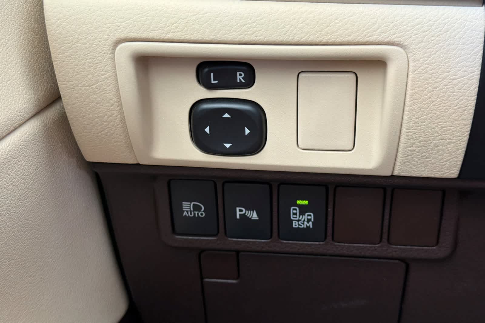 Used 2016 Lexus ES 350 w/ Luxury Package w/Wood Trim FWD image 29