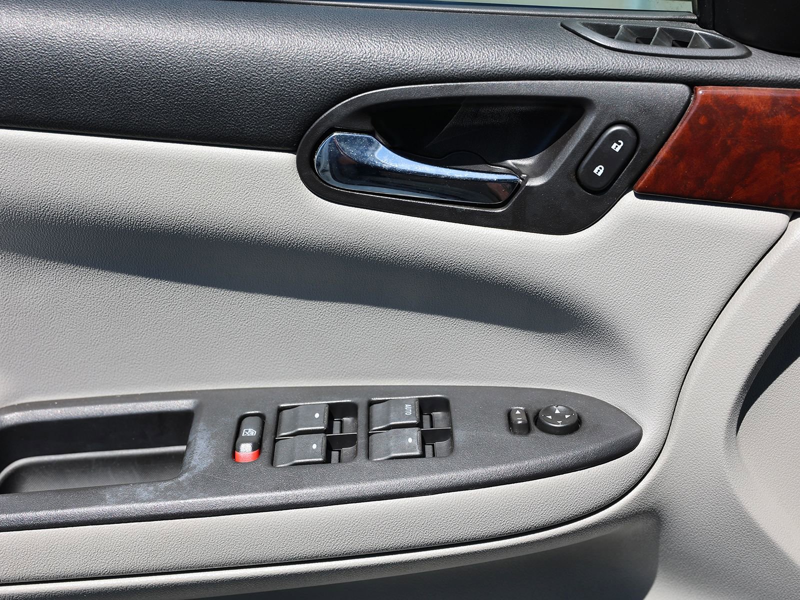 Used 2010 Chevrolet Impala LT w/ Luxury Edition Package FWD image 28
