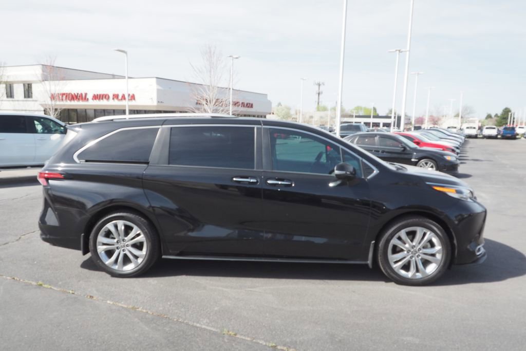 Used 2023 Toyota Sienna Platinum image 9