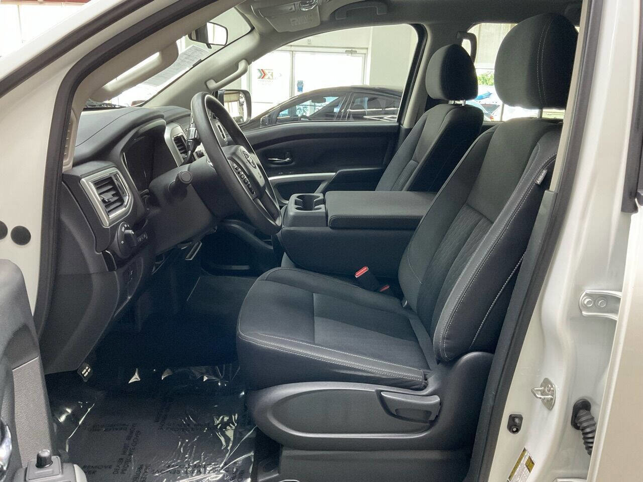 Used 2018 Nissan Titan SV AWD/4WD image 11