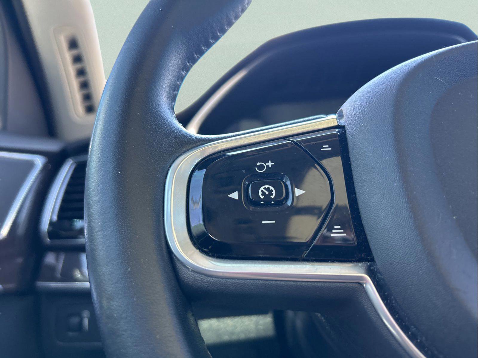 Used 2017 Volvo XC90 T6 Momentum w/ Vision Package image 14