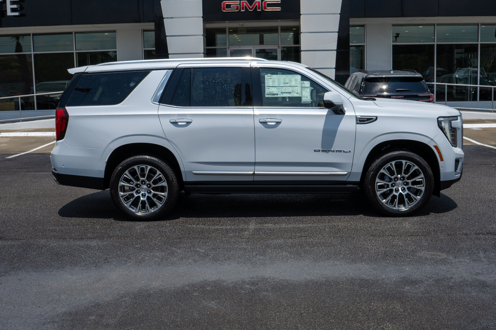 New 2026 GMC Yukon Denali w/ Denali Reserve Package AWD/4WD image 2