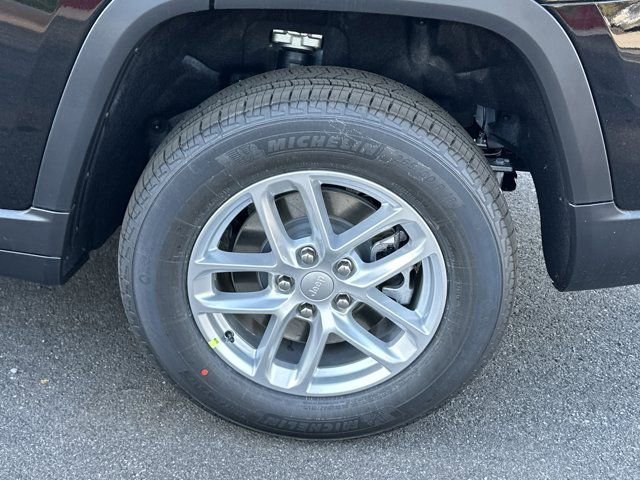 New 2025 Jeep Grand Cherokee L Laredo image 18