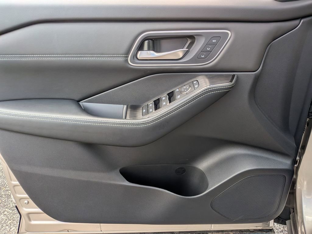 Used 2024 Nissan Rogue Platinum w/ Platinum Premium Package FWD image 31