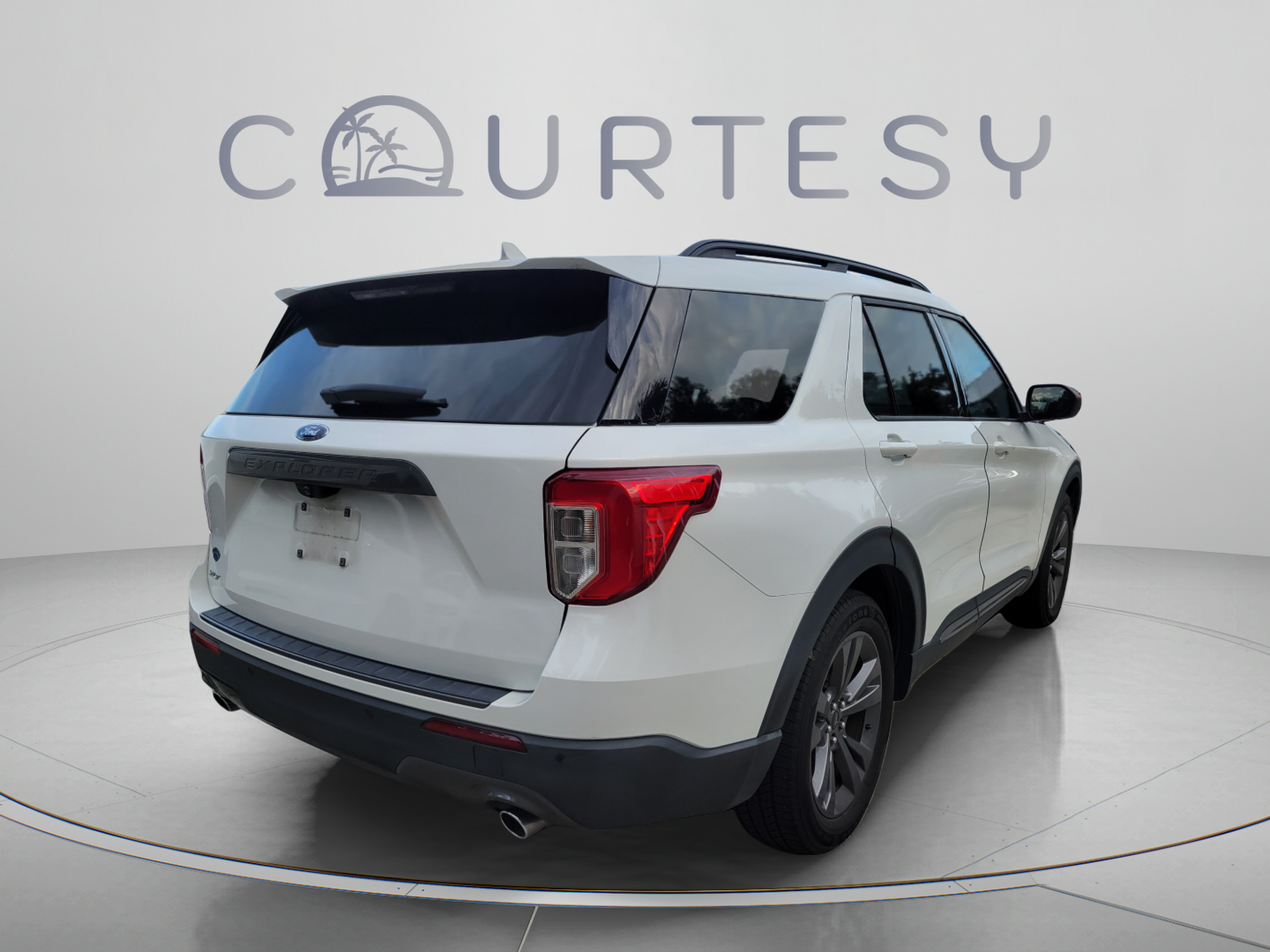 Used 2021 Ford Explorer XLT w/ Equipment Group 202A RWD image 3
