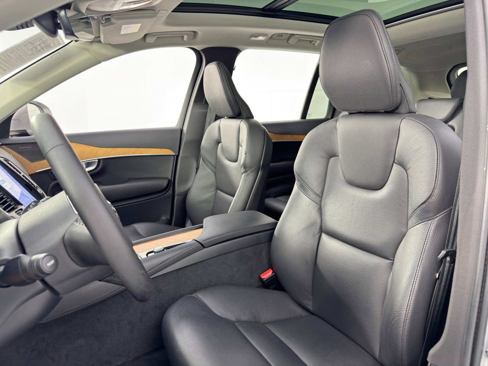 Used 2024 Volvo XC90 T8 Plus w/ Protection Package Premier image 39