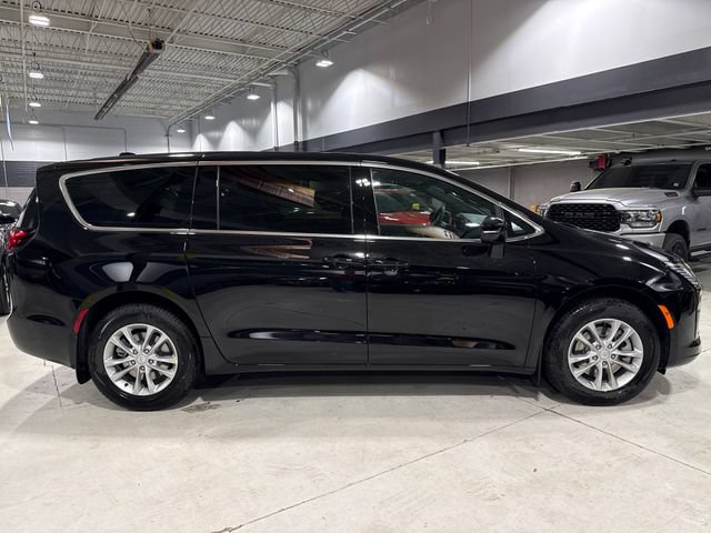 New 2027 Chrysler Pacifica Select w/ Family Tech Group AWD/4WD image 9
