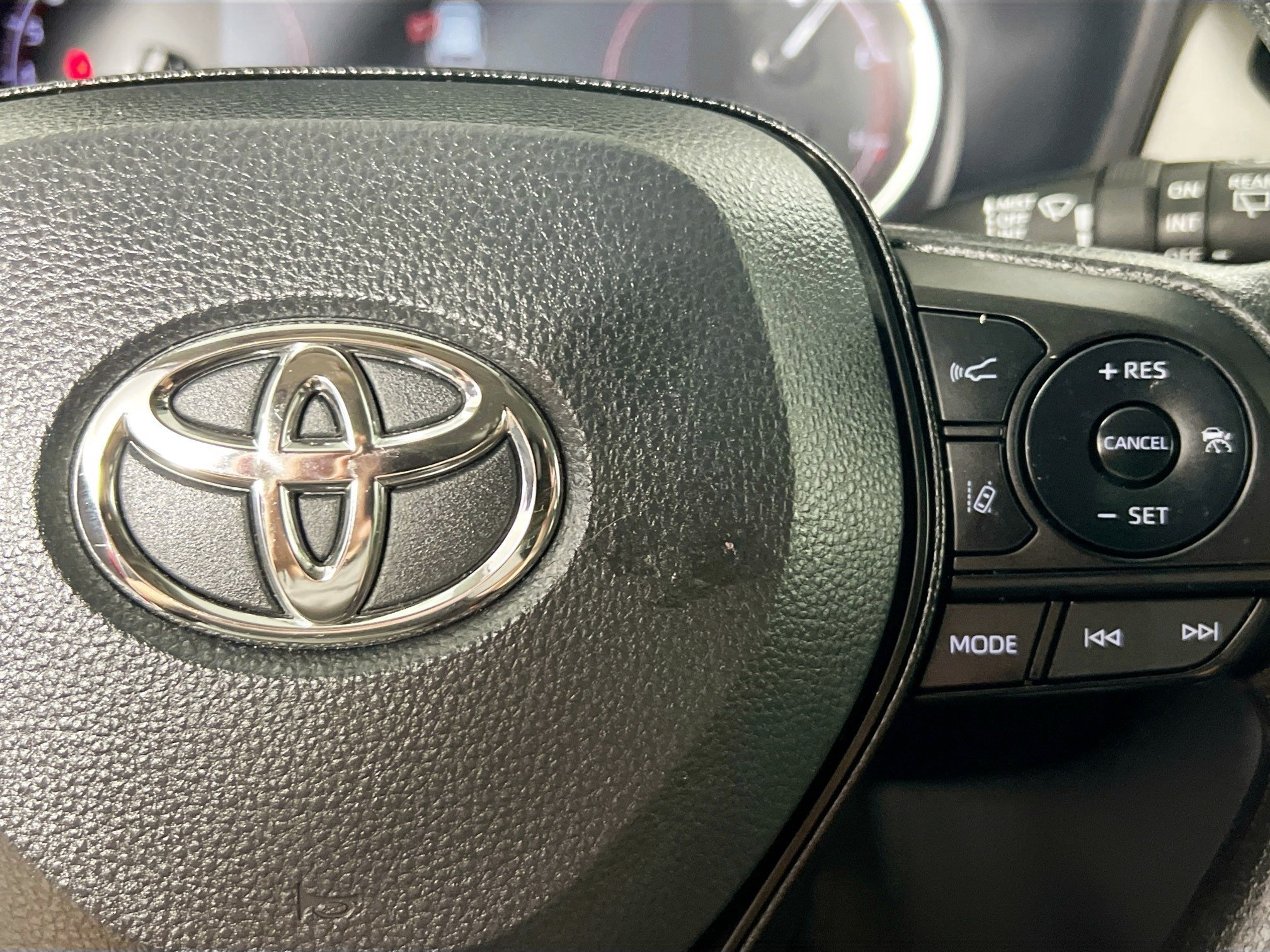 Used 2025 Toyota RAV4 XLE w/ Convenience Package FWD image 19