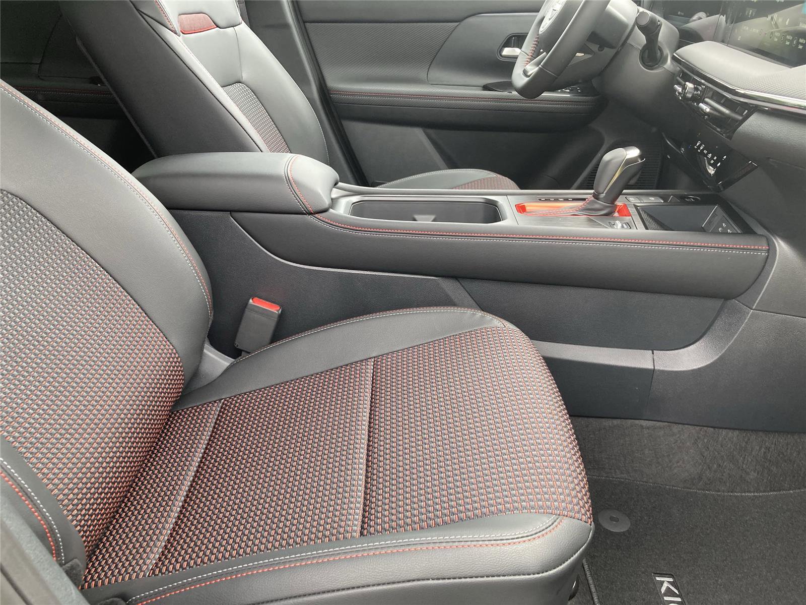 New 2025 Nissan Kicks SR image 38