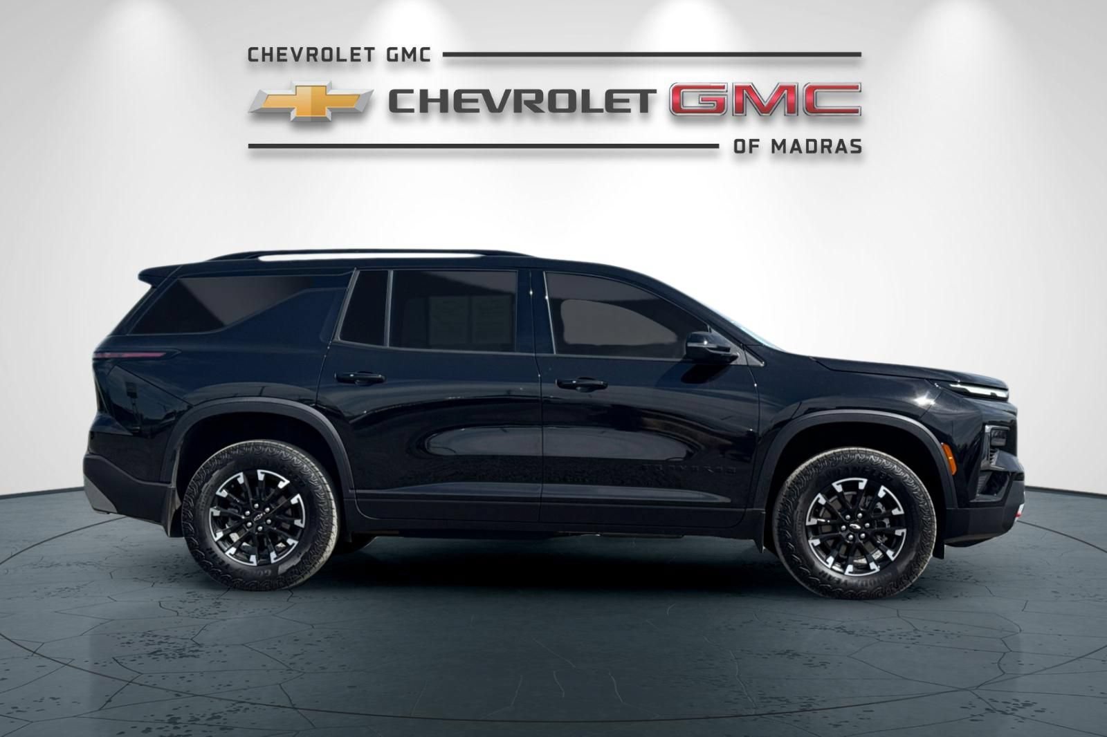 Used 2025 Chevrolet Traverse Z71 AWD/4WD image 2