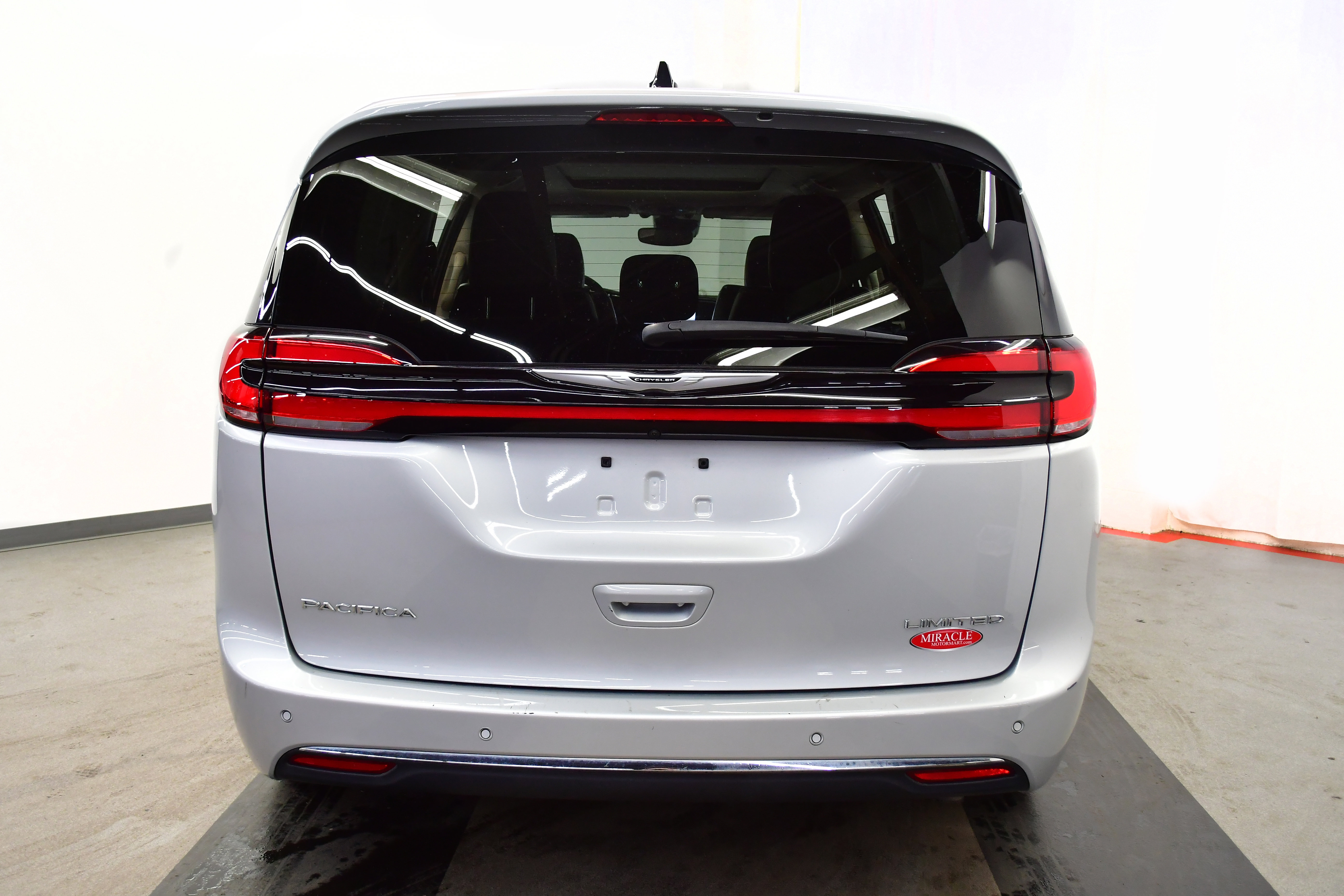 Used 2024 Chrysler Pacifica Limited image 8