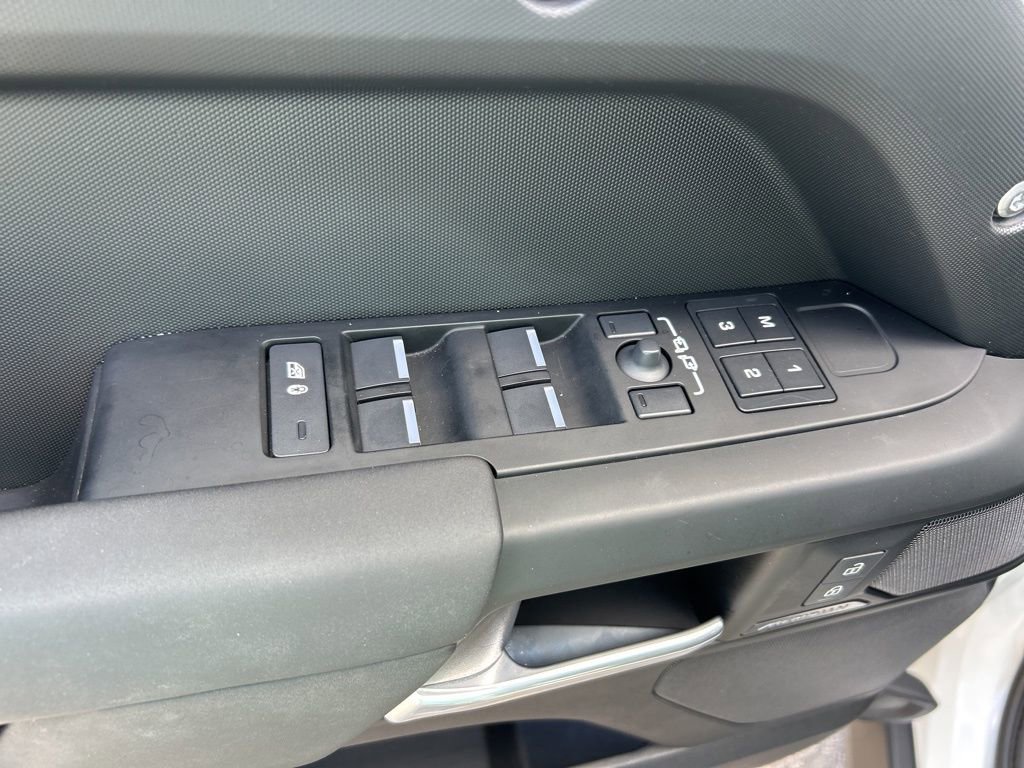 Used 2025 Land Rover Defender 110 S image 18