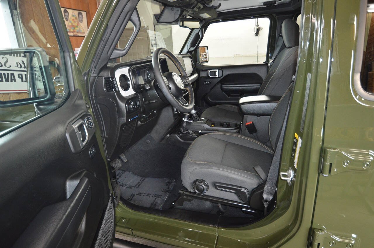 Used 2024 Jeep Wrangler Unlimited w/ Convenience Group AWD/4WD image 26