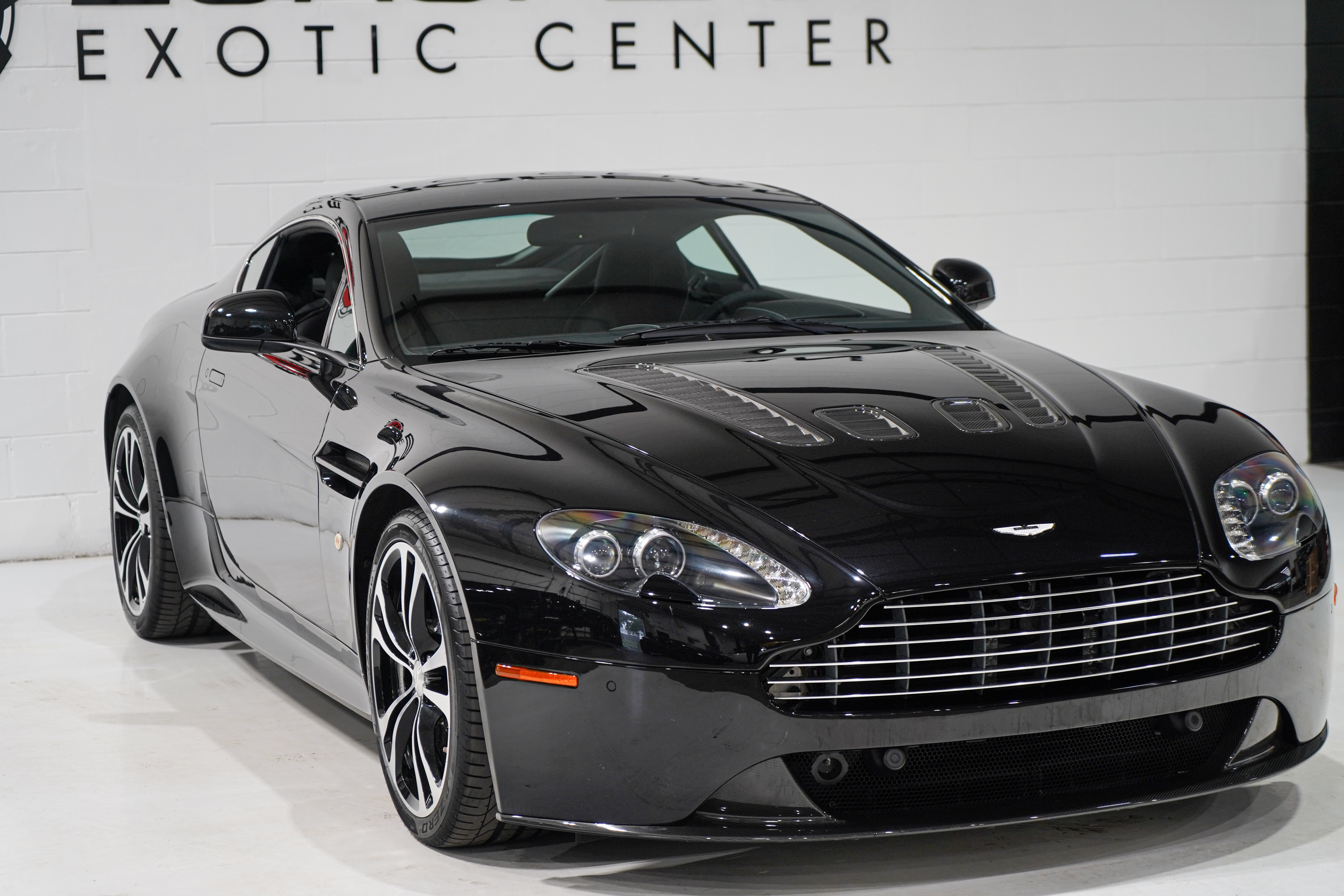 Used 2011 Aston Martin V12 Vantage Carbon Black RWD image 31