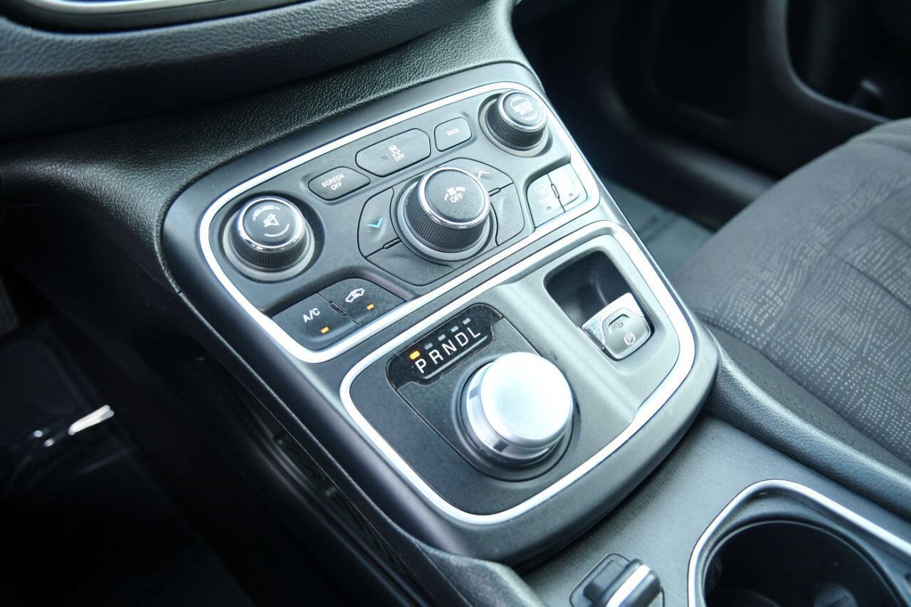 Used 2015 Chrysler 200 Limited FWD image 24