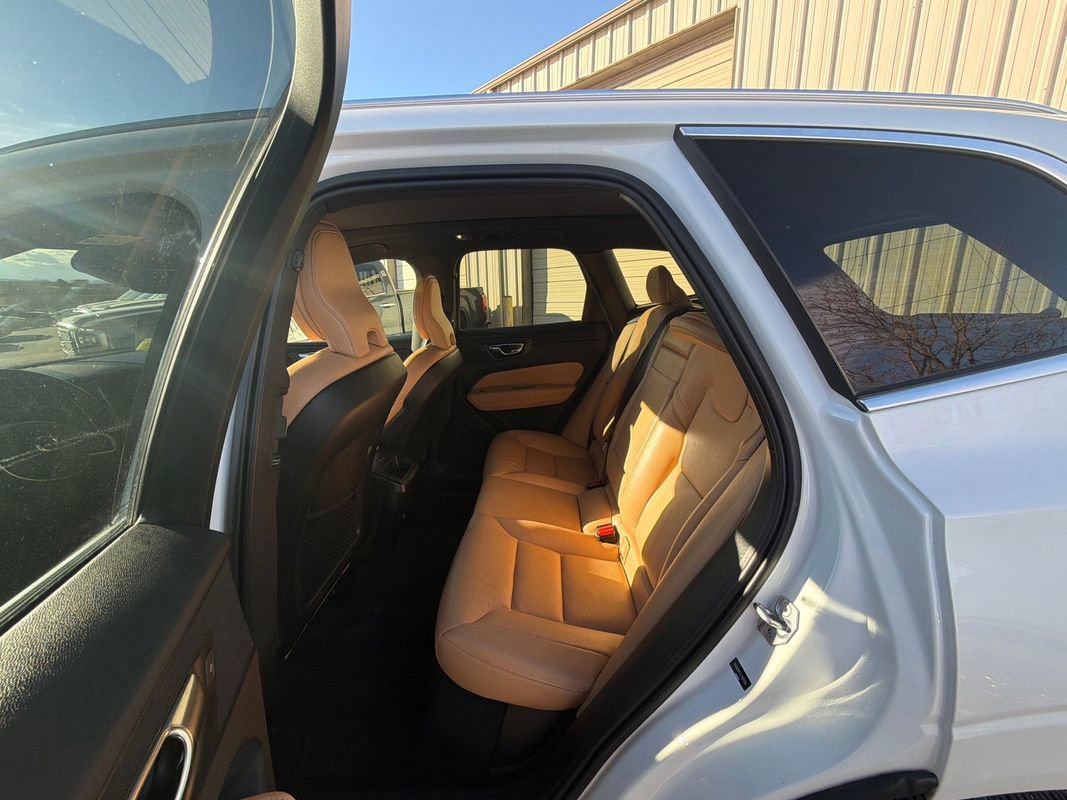 Used 2020 Volvo XC60 T5 Momentum image 7
