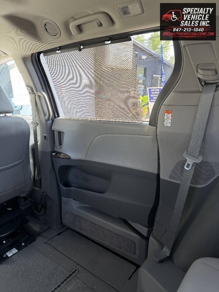Used 2016 Toyota Sienna XLE FWD image 35