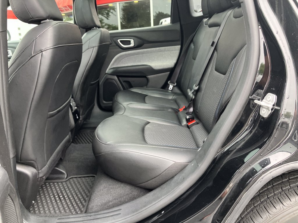 Used 2025 Jeep Compass Latitude w/ Sun & Sound Group AWD/4WD image 28