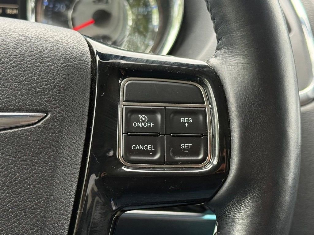 Used 2014 Chrysler Town & Country Touring-L FWD image 19