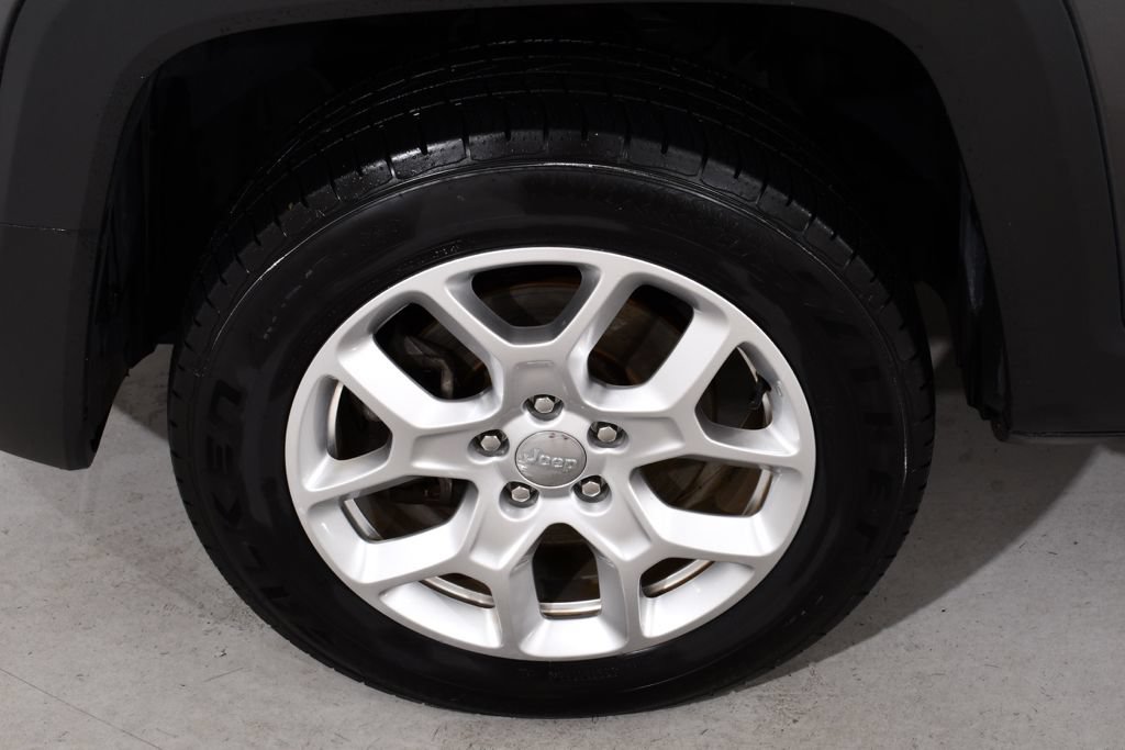 Used 2017 Jeep Renegade Latitude AWD/4WD image 25