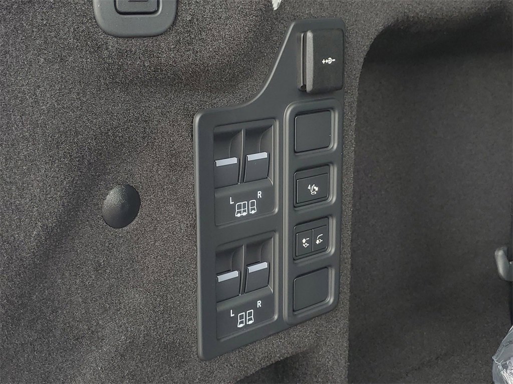 New 2025 Land Rover Discovery Dynamic SE image 39