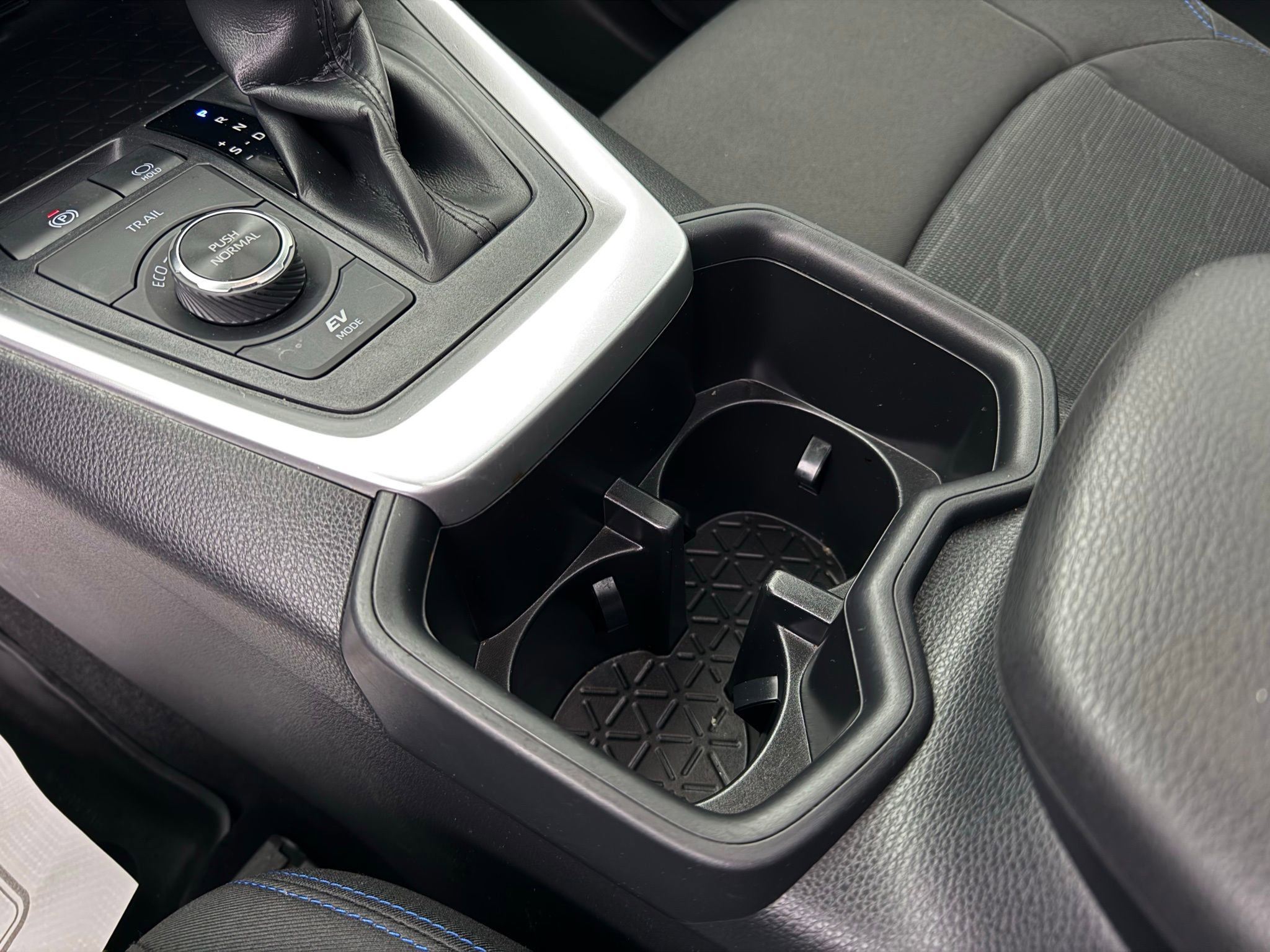 Used 2022 Toyota RAV4 SE image 40