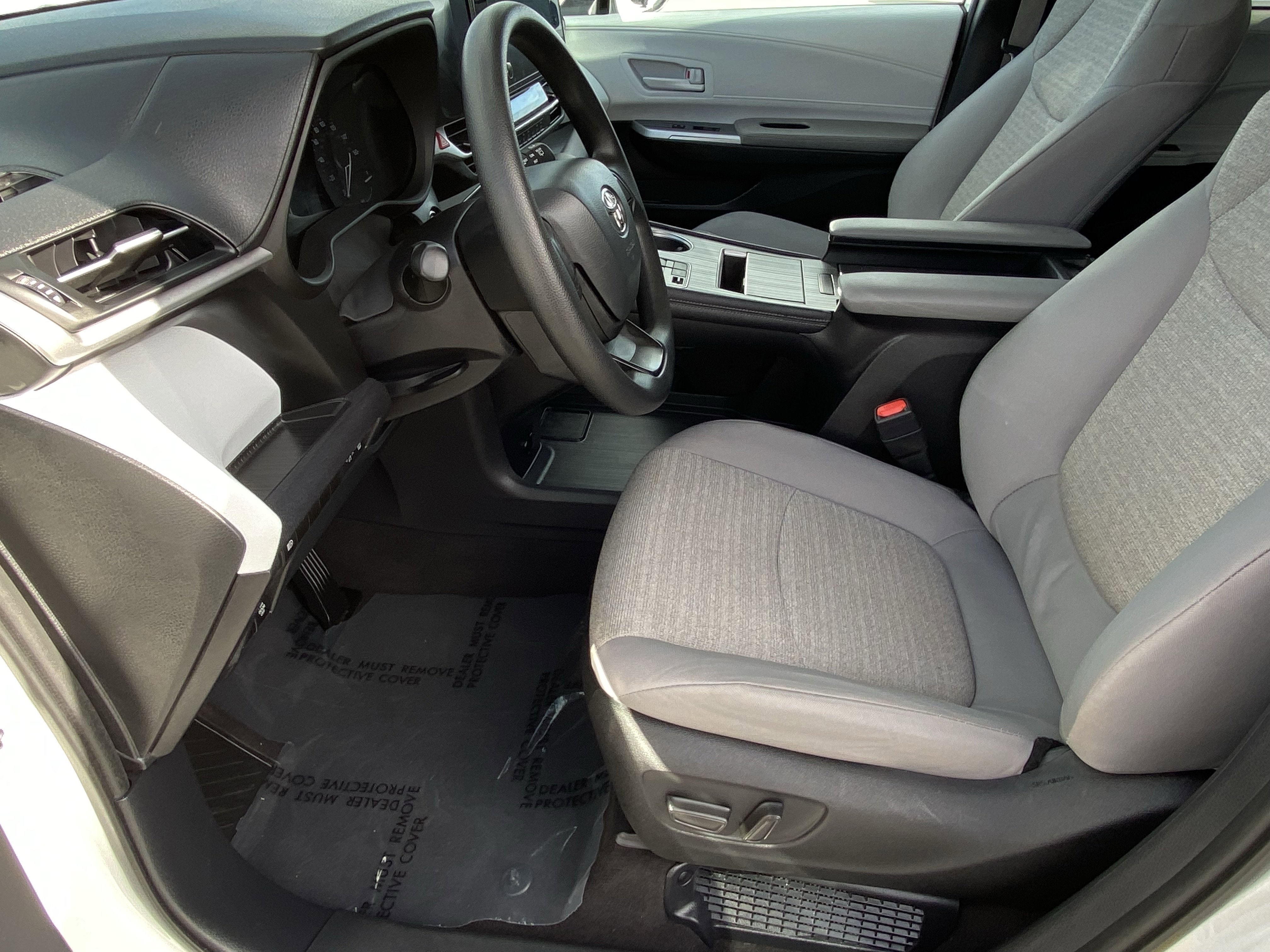 Certified 2025 Toyota Sienna LE FWD image 27