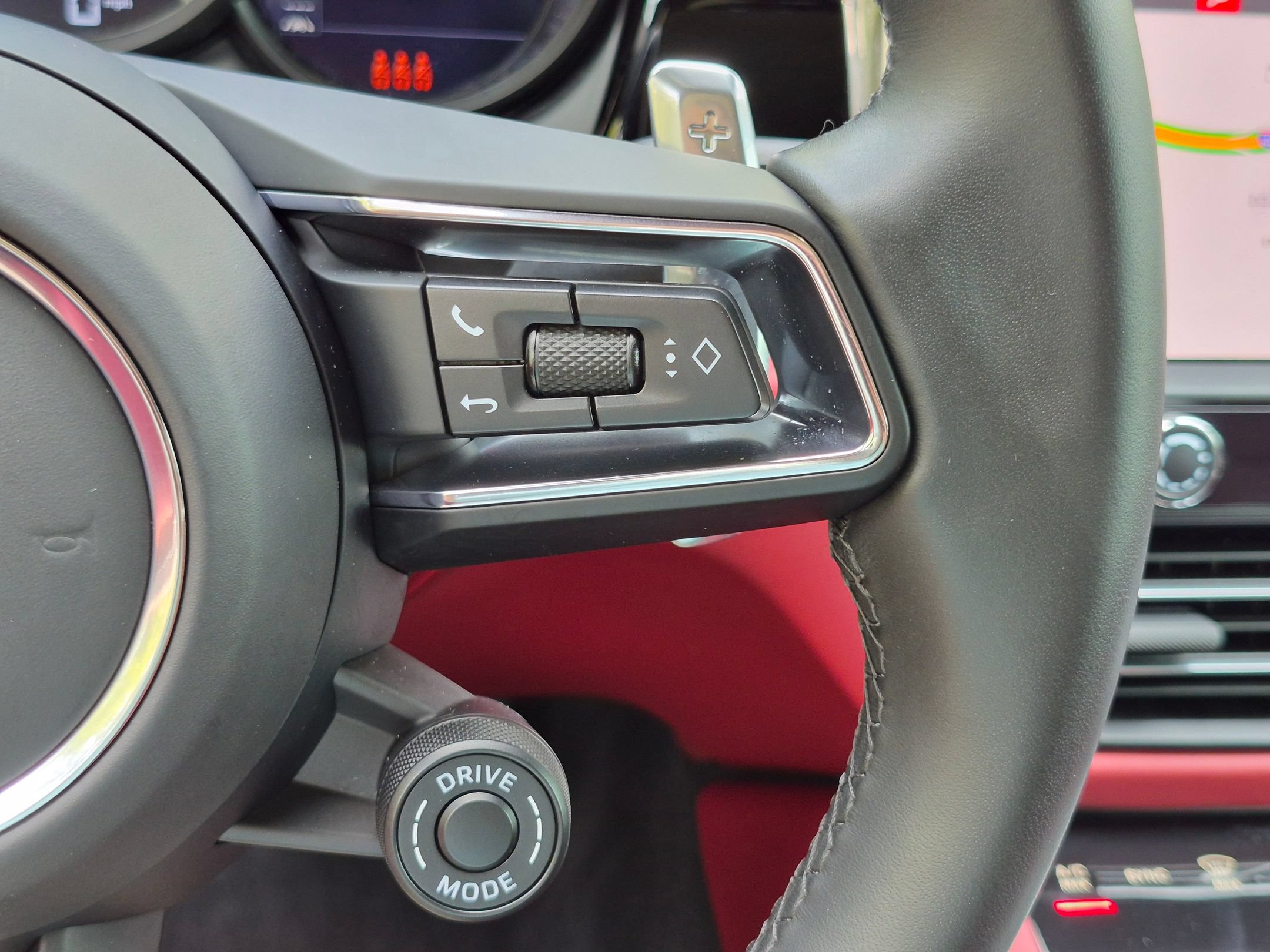 Certified 2025 Porsche Macan S AWD/4WD image 10