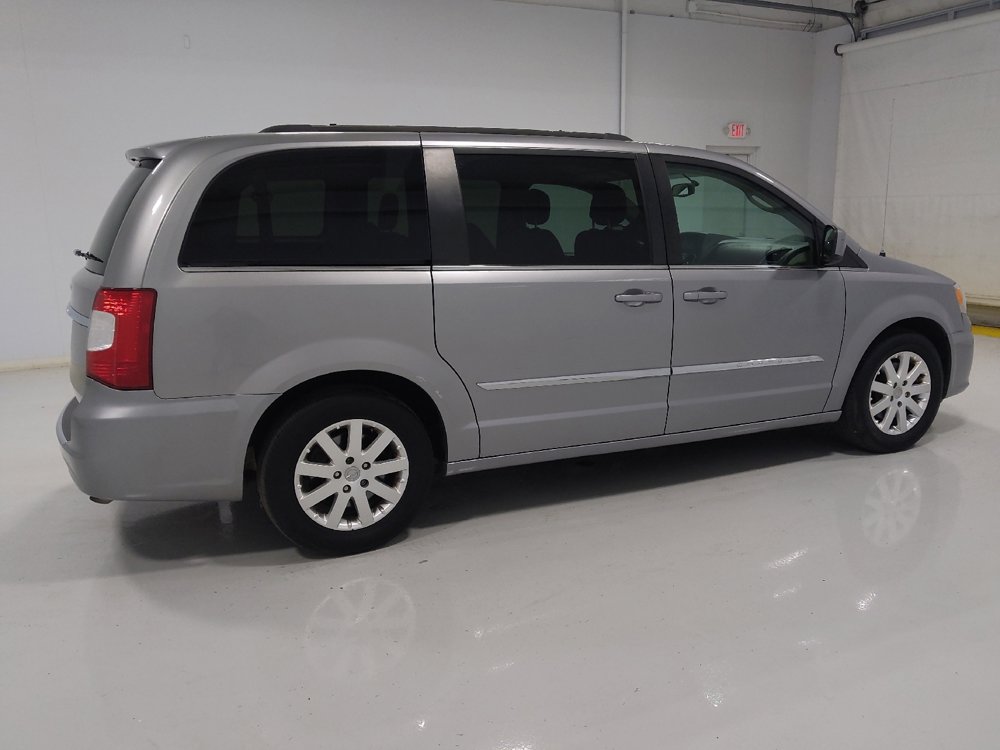 Used 2016 Chrysler Town & Country Touring image 10