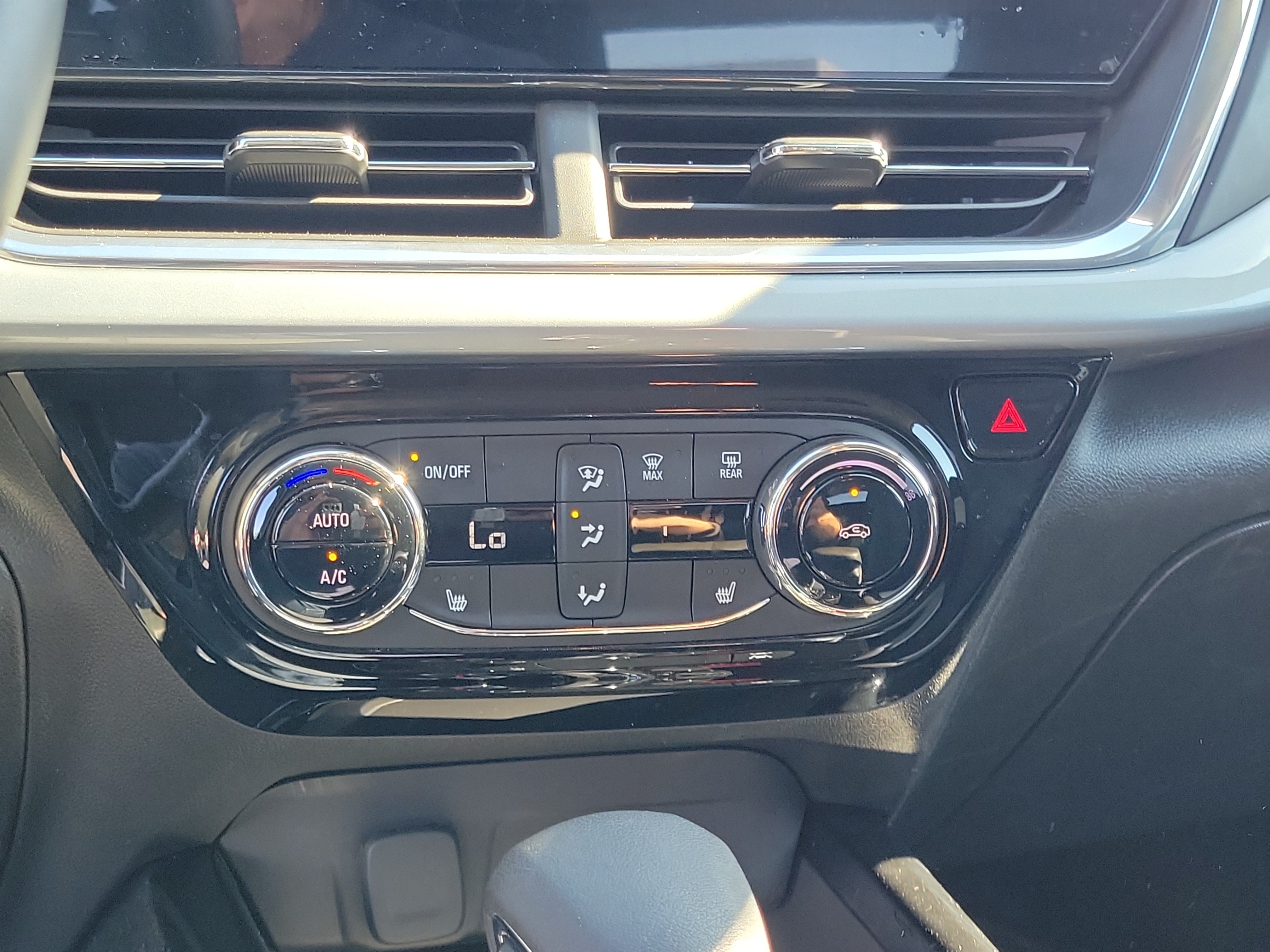 Used 2024 Chevrolet Trax LT w/ LT Convenience Package FWD image 27
