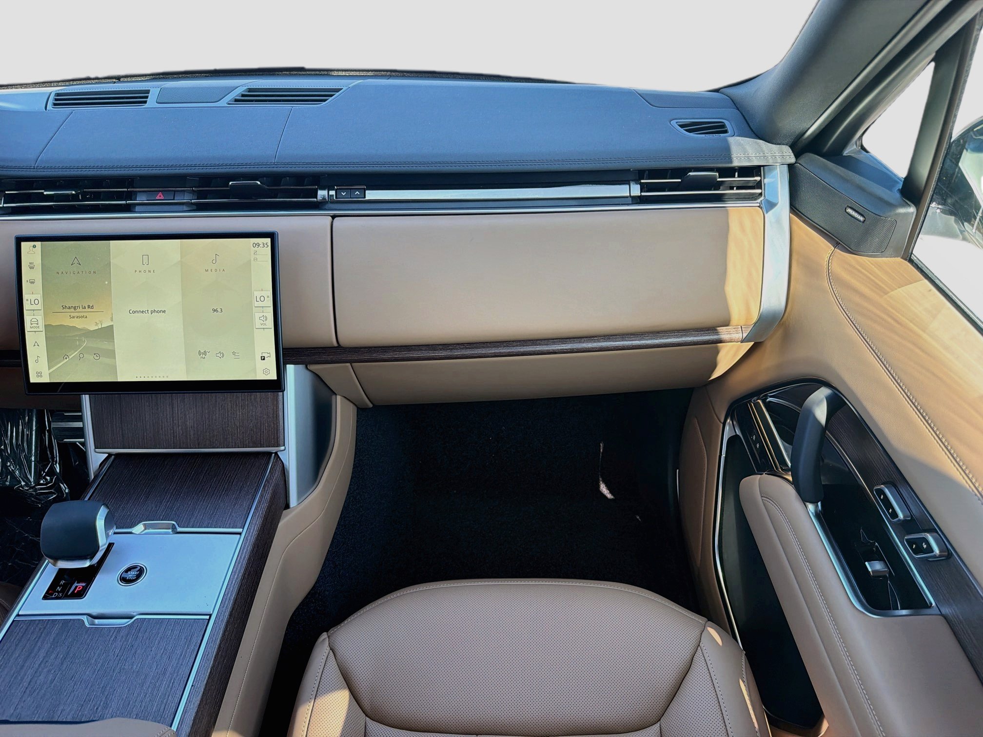 New 2026 Land Rover Range Rover Long Wheelbase SE AWD/4WD image 19