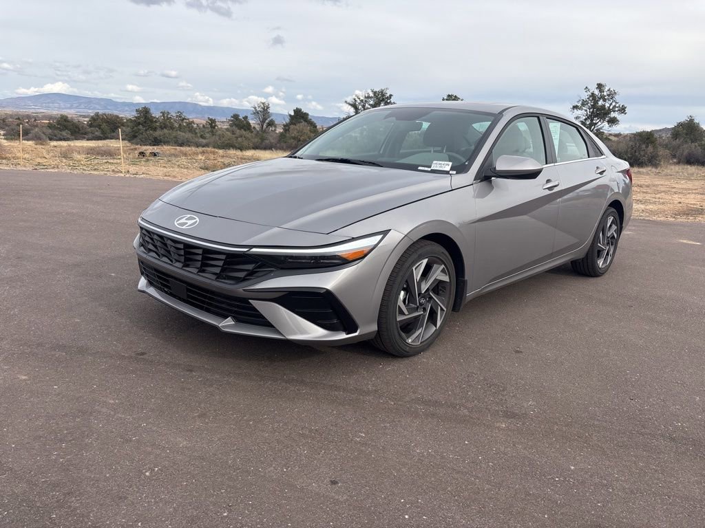 Used 2025 Hyundai Elantra SEL image 1