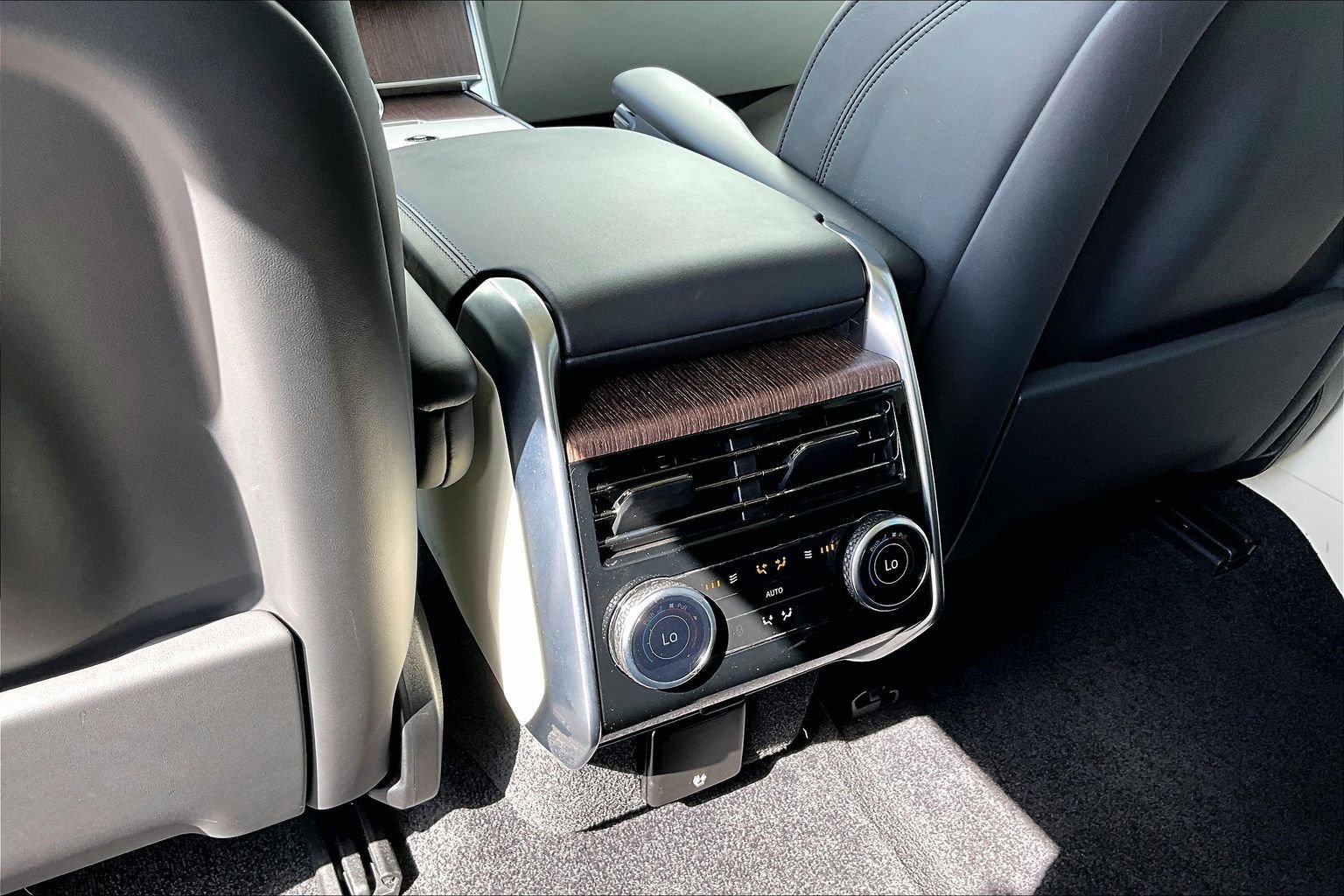 Certified 2024 Land Rover Range Rover SE AWD/4WD image 33