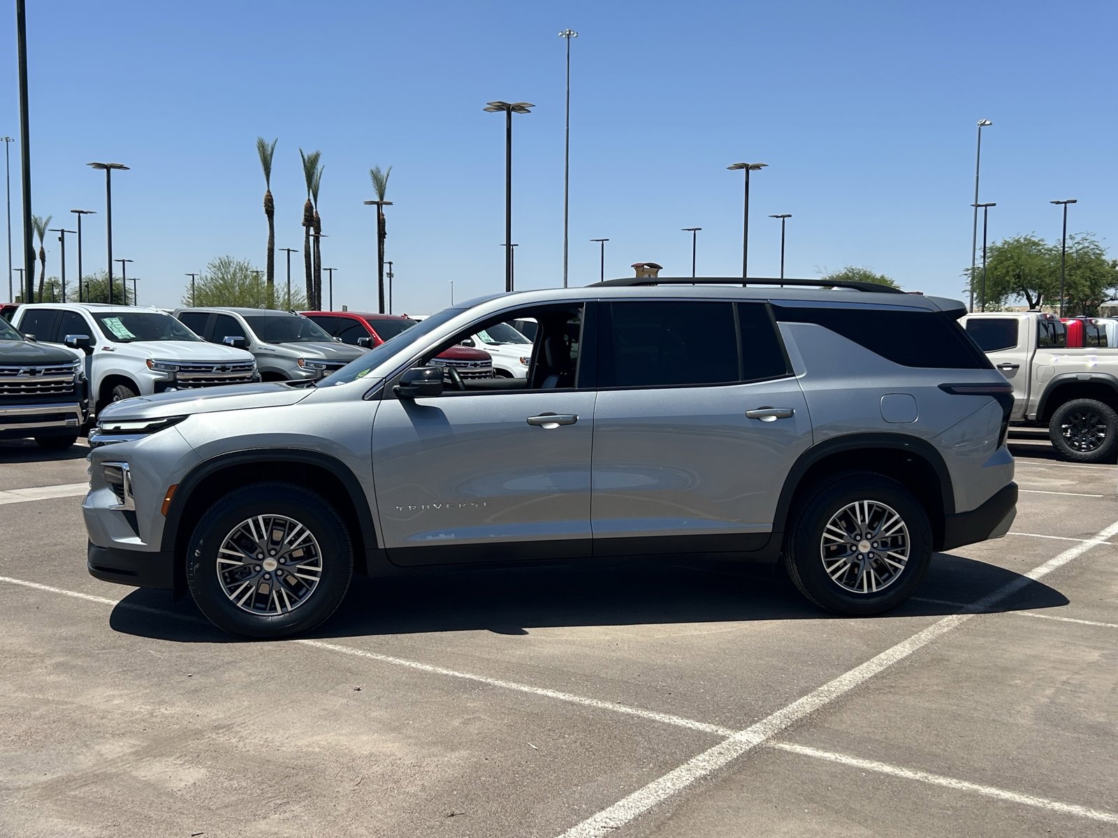 Certified 2025 Chevrolet Traverse LT FWD image 2