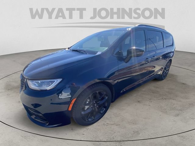 Used 2025 Chrysler Pacifica Limited FWD image 2