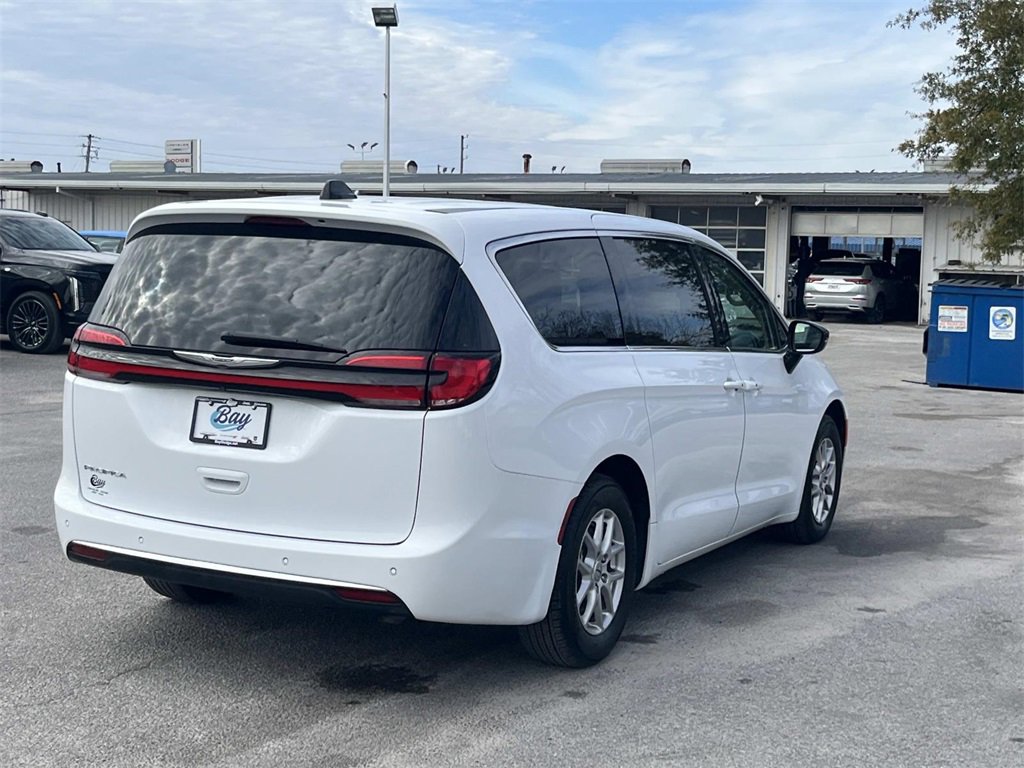 Used 2024 Chrysler Pacifica Touring-L image 5