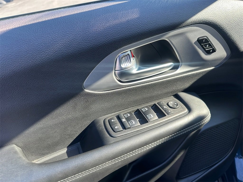 Certified 2025 Chrysler Pacifica Limited image 28