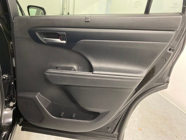 Used 2023 Toyota Highlander XLE image 36