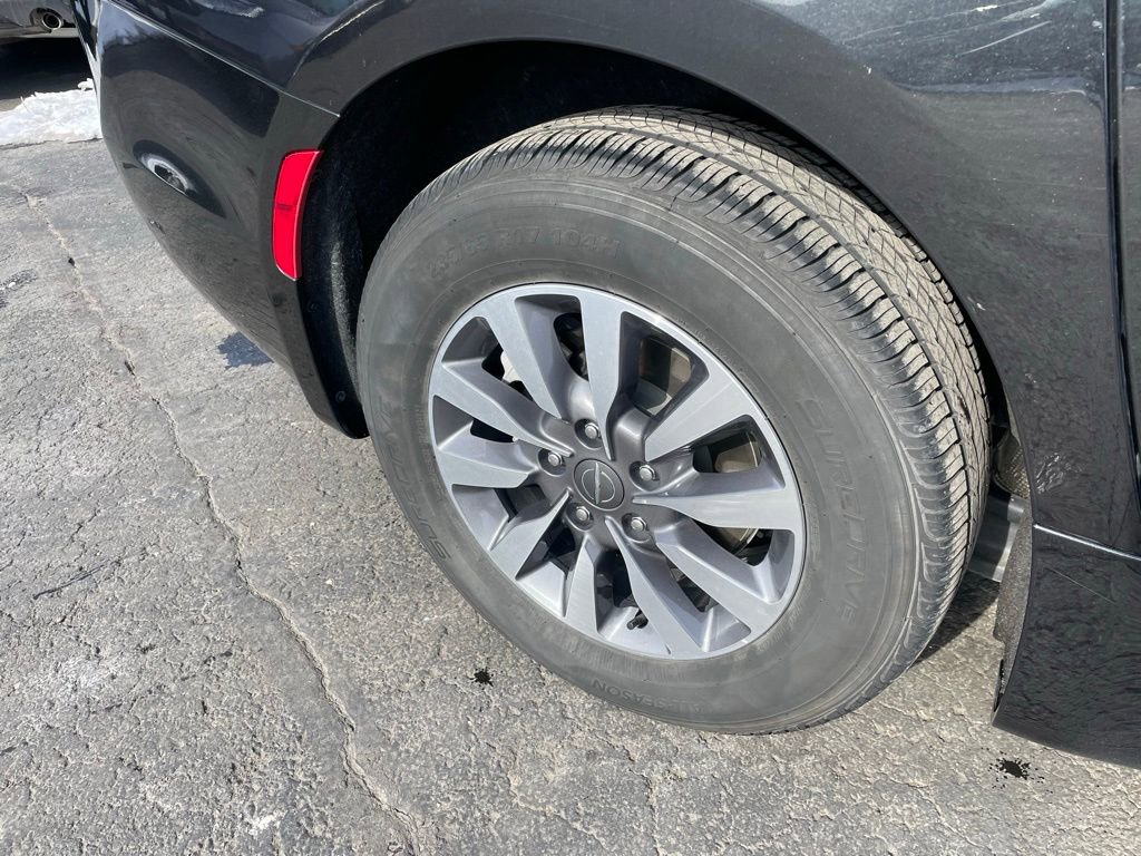 Used 2024 Chrysler Pacifica Select image 3