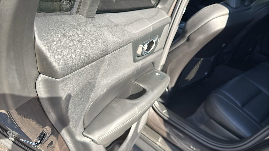 Used 2025 Volvo V60 B5 Cross Country Plus image 23