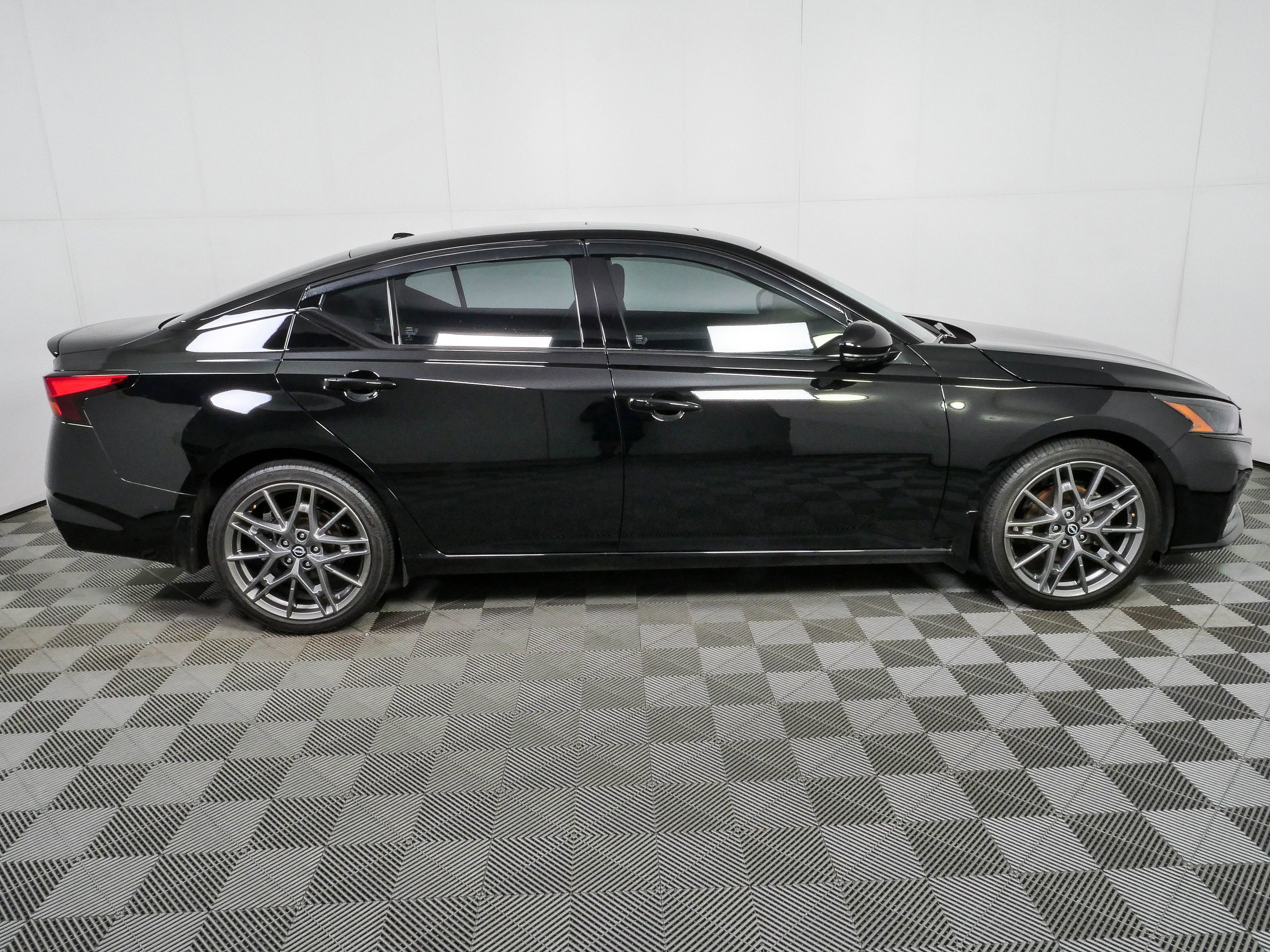 Used 2024 Nissan Altima 2.0 SR FWD image 2