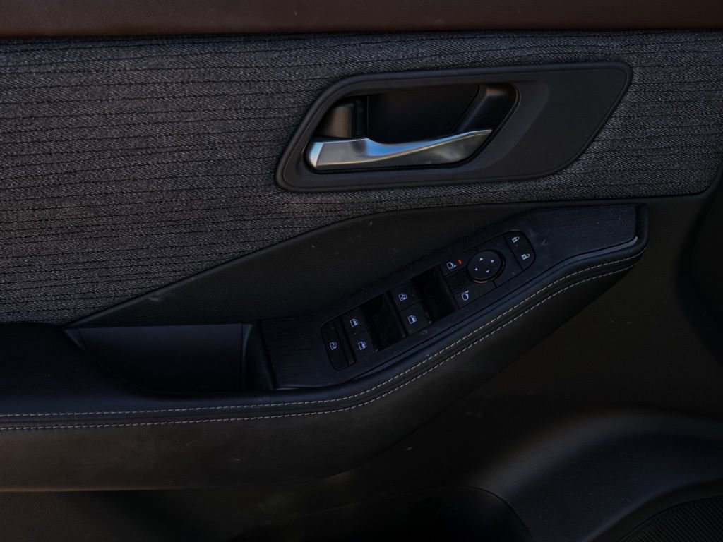 Used 2023 Nissan Rogue SV image 24