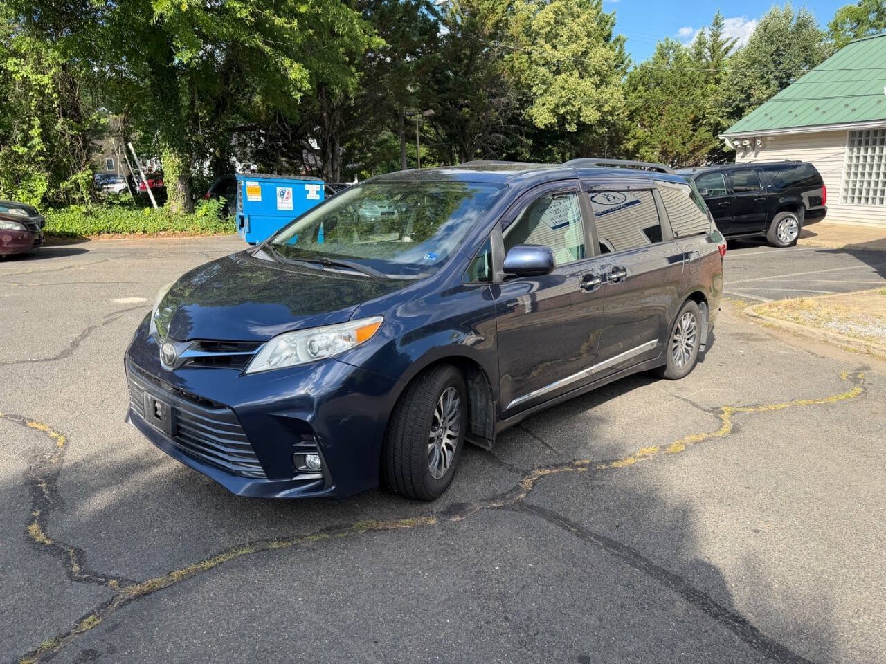 Used 2018 Toyota Sienna XLE w/ XLE Navigation Package FWD image 3