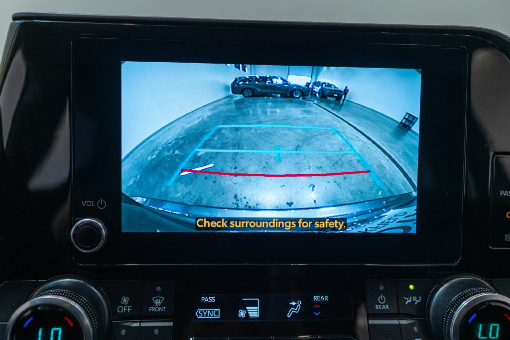 Used 2025 Toyota Highlander LE AWD/4WD image 27